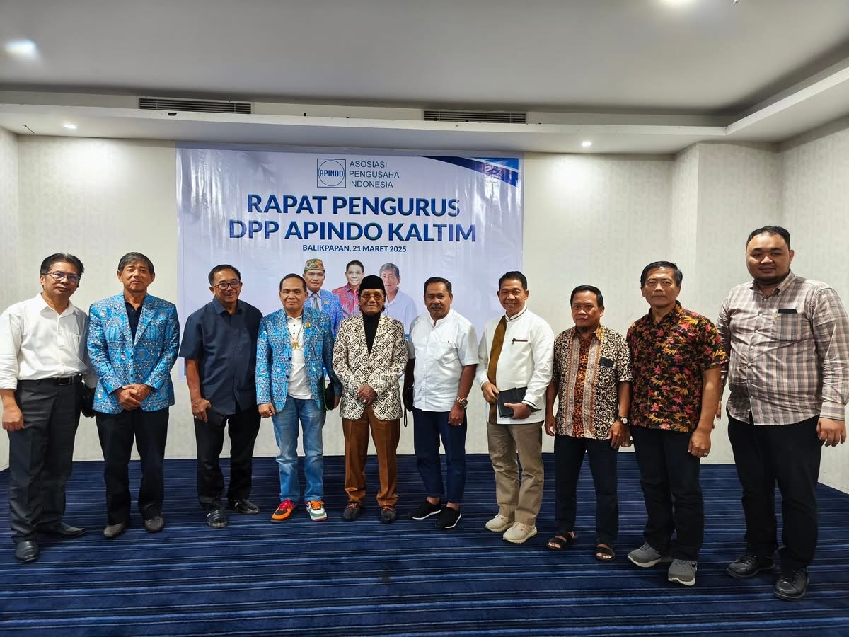 Foto Bersama Ketua DPP APINDO Kaltim Dr.Abriantinus, M.A bersama jajaran pengurus (istimewa)