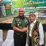 Foto: Pangdam VI Mulawarman Mayjen TNI Rudy Rachmat Nugraha Bersama Dr. Abriantinus, S.H., M.A Ketua Dewan Adat Dayak Kota Balikpapan Sekaligus Panglima Komando Pengawal Pusaka Adat Dayak (KOPPAD) Borneo. Foto: Pangdam VI Mulawarman Mayjen TNI Rudy Rachmat Nugraha Bersama Dr. Abriantinus, S.H., M.A Ketua Dewan Adat Dayak Kota Balikpapan Sekaligus Panglima Komando Pengawal Pusaka Adat Dayak (KOPPAD) Borneo.